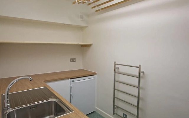 2 Hamstone Court