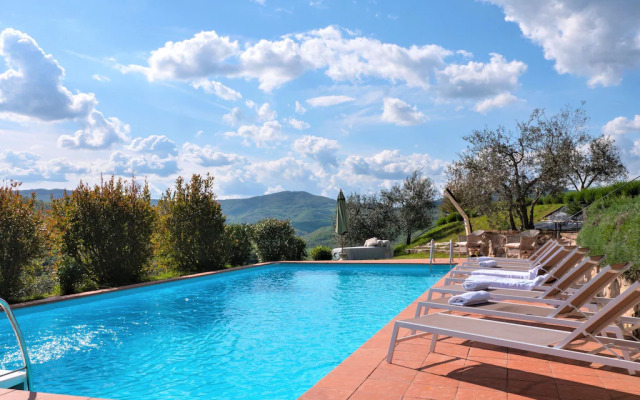 Beautiful Villa in San Giovanni del Pantano With Pool