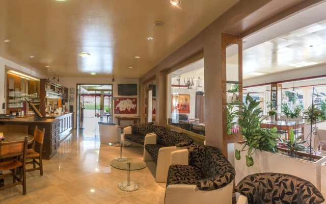 Ascona Lodge, Pool & Garden Retreat