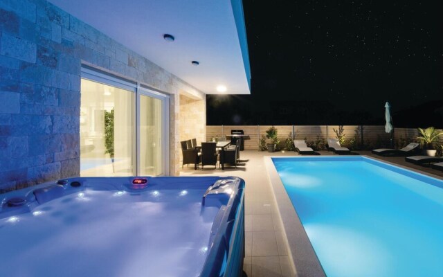 Awesome Home in Sukosan with Hot Tub, WiFi & 4 Bedrooms