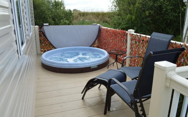 Tattershall Lakes Luxury Caravan With Hot tub