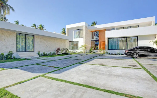 7-br Luxury Beachfront Paradise With Ocean Views