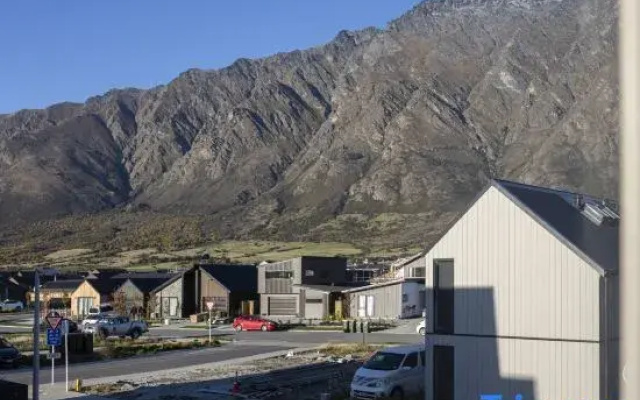 Modern 3BR Home, Mountain View, Family Stay, Wi-Fi