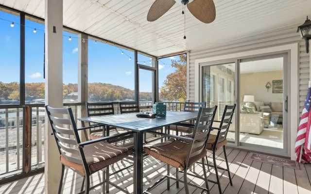 Easy Breezy Lakefront for 6