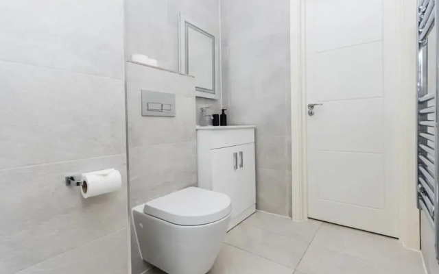 Elegant Central Private Parking Leisure Contractor