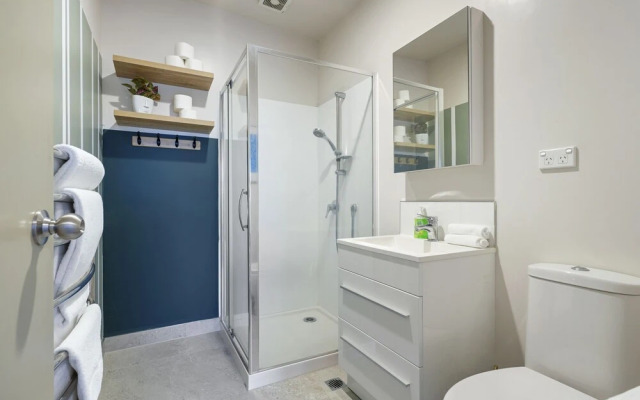 Super Chic Apt nr Albany Mall - Carpark