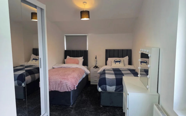 5 Beds, 7 Guests, Private Garden, Free Parking