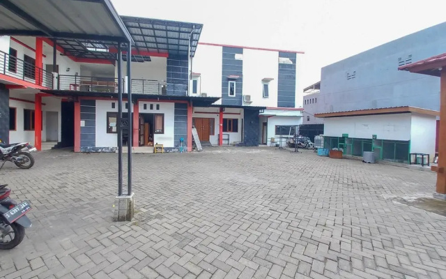 RedDoorz Syariah @ Homestay Bougenville near Taman Alun-Alun Kota Lamongan