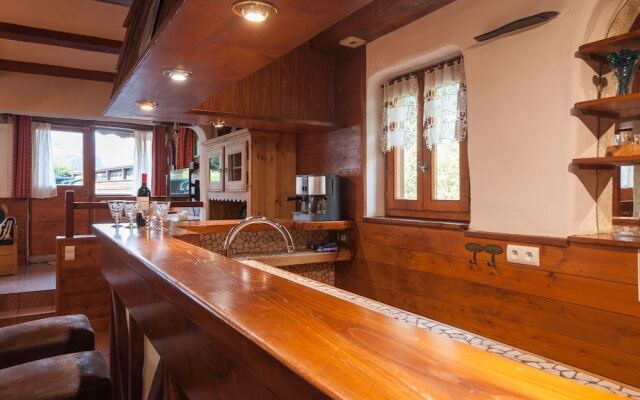 Comfortable Semi-detached Chalet 1 km. From the Nice Center