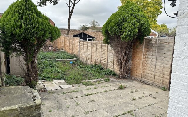 Immaculate 4-bed House in Enfield Near Enfield loc