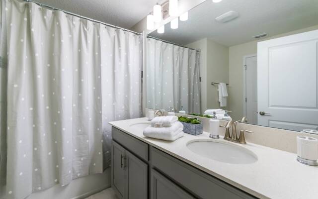 Cool & Modern 4 Ved Storey Lake Pool Home 4911wind