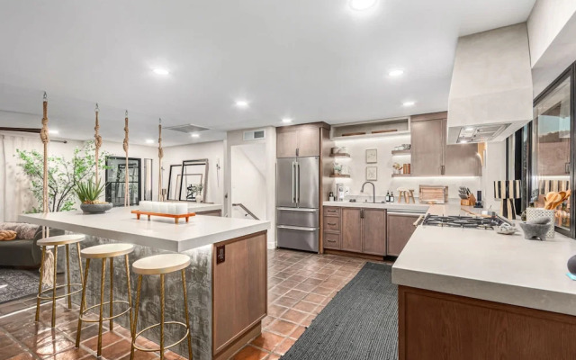 Solanova Designer Oasis With Cocktail Pool Theater