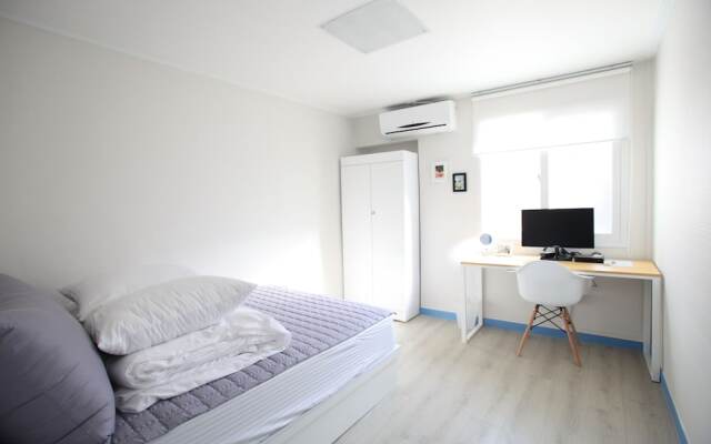 Hongdae Lazyfox Den Hostel