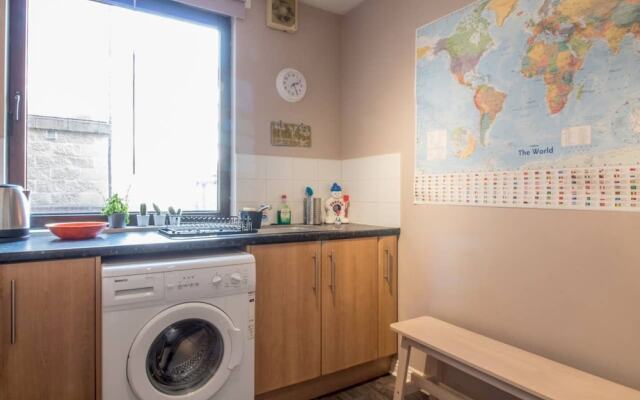 Spacious Canal side Apartment With Free Parking