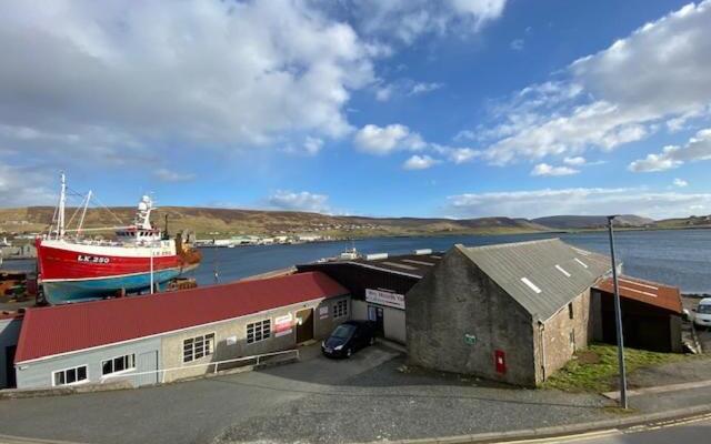 Scalloway, Waterside 2-bed, 2-ensuite apartment, great views