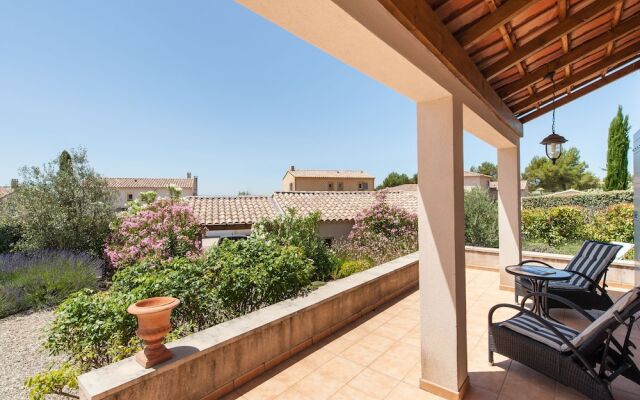 Modern Villa in Saumane-de-Vaucluse with Swimming Pool