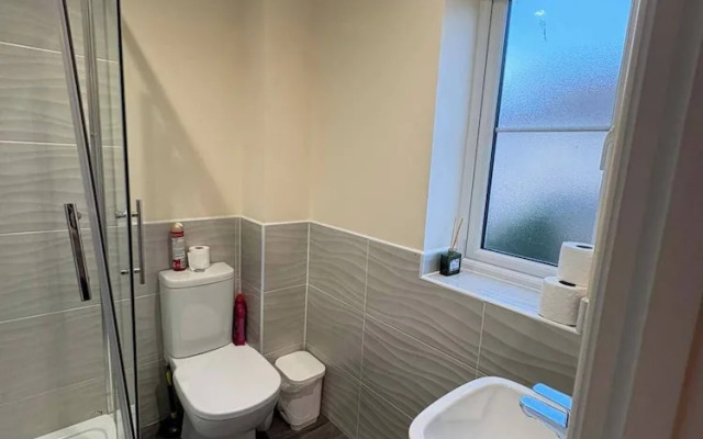 Spacious 3-bed House - Sleeps 8, Garden & Parking