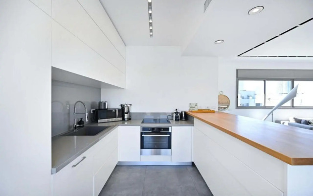 Sunny 3BR Penthouse near the Beach by HolyGuest