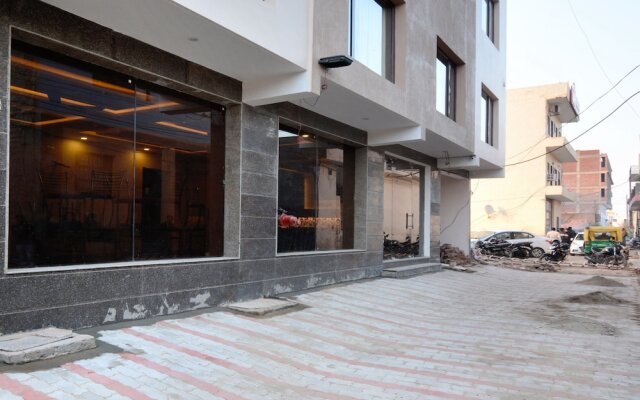 OYO 27061 Hotel Magnum