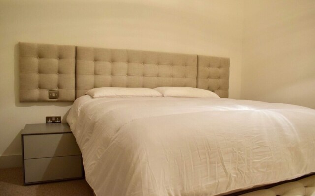 2 Bedroom Flat in Park Royal