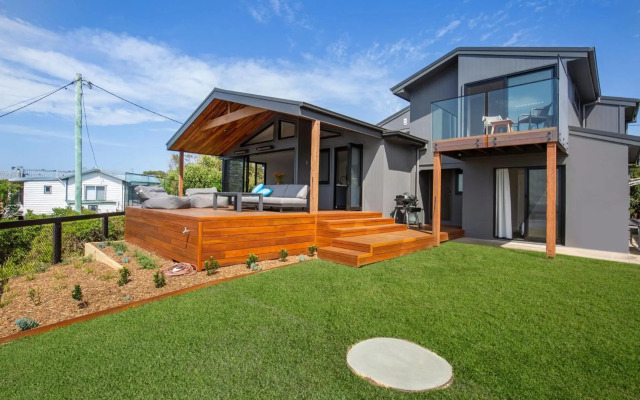 Seaview - Pet Friendly with Stunning Views - 1 Min to Beach