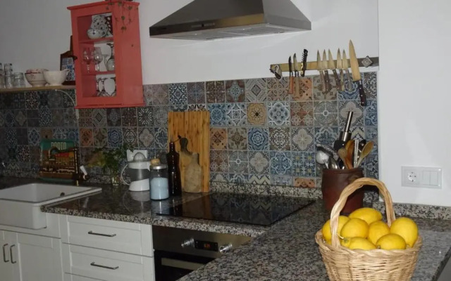 A Casa Com 2 Pereiras