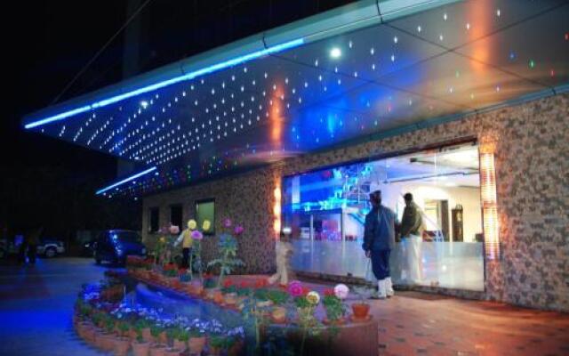 Wingston A TreeHouse Hotel Mathura