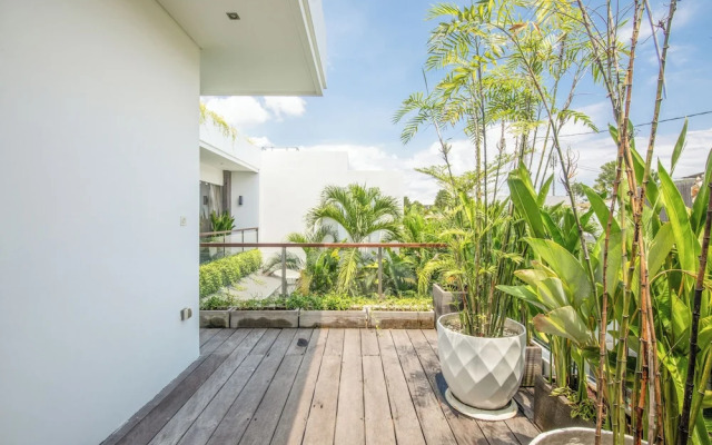 Luxury 4BR Haven, Steps to Canggu's Beach Elegance