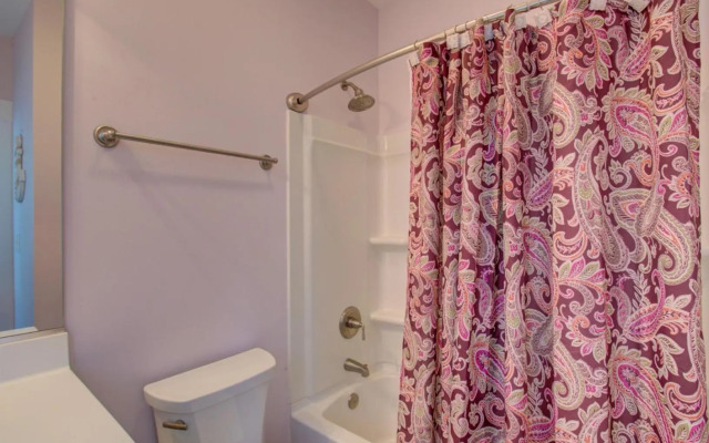 BB31 - Beach Please Community pool