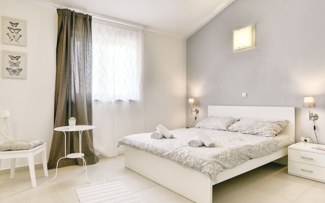 Luxurious Villa with Sauna & Hot Tub in Žminj