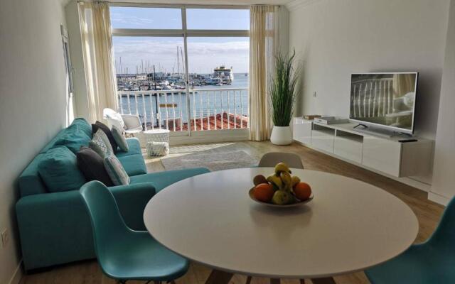 Modern And Bright Apartment With Sea Views