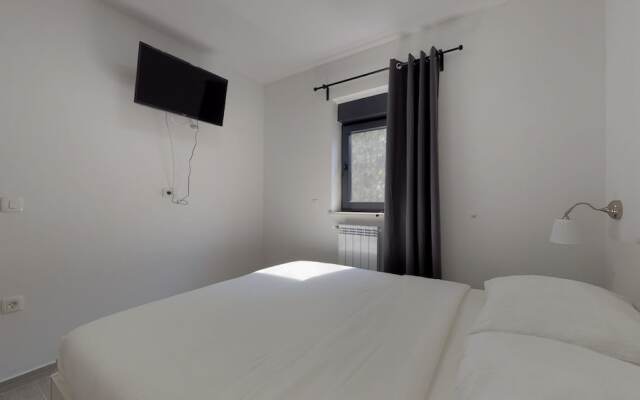 2 Bed House - Sleeps 4 - Hottub - Garden - Parking