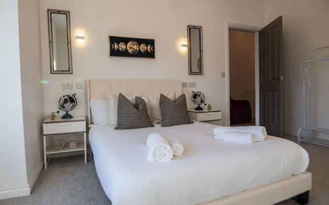 Manchester - 4 Beds - Sleeps 7 - Street Parking