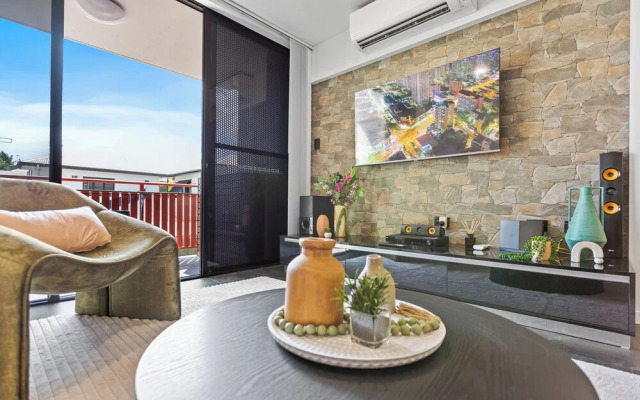 Modern Apartment with Esplanade Views