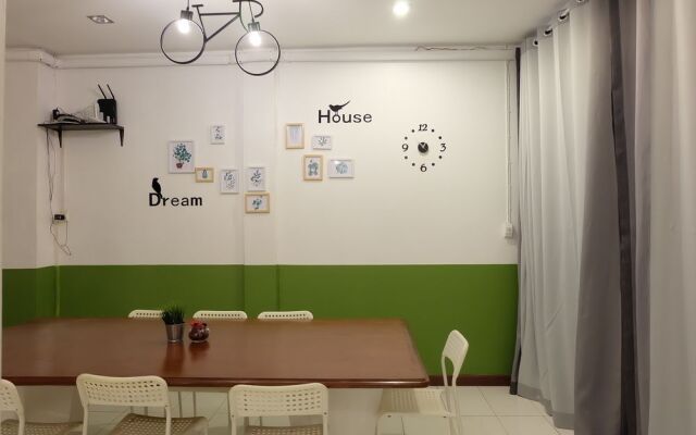 Manii Hostel Asoke
