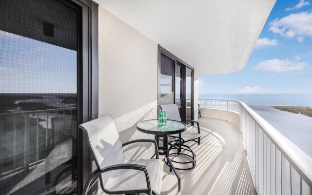 Beachfront Condo With Panoramic Ocean Views and Pool