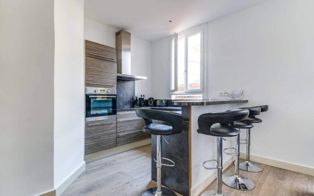 Beautiful Modern 2 Bedroom Apartment in Center