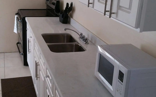 New Kingston Guest Apartment at Donhead