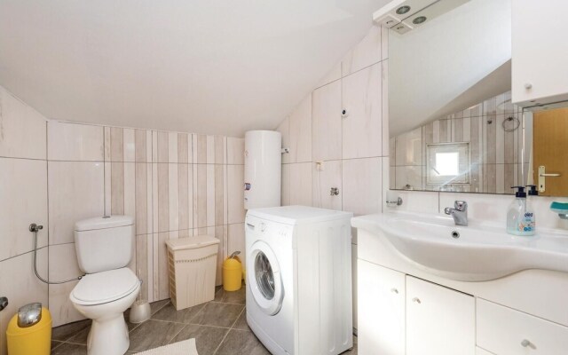 Amazing Apartment in Povljana With 2 Bedrooms, Jacuzzi and Wifi