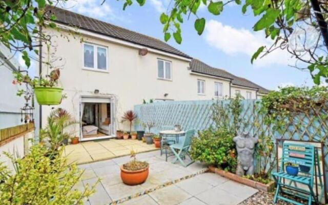 Sunny family 5-sleeper near Newquay’s top beaches