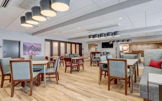 Hampton Inn & Suites Cincinnati Midtown Rookwood