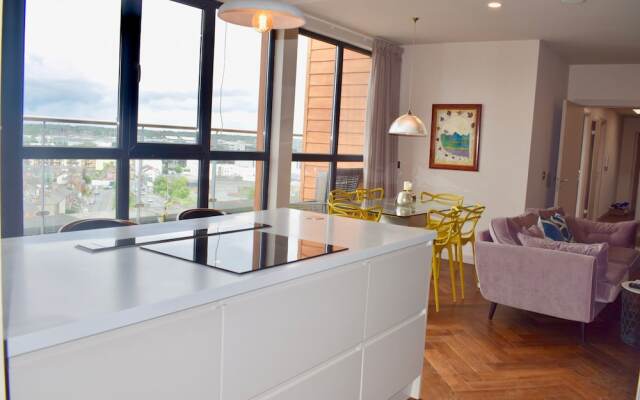 Contemporary 2 Bedroom Apartment Near Ifsc