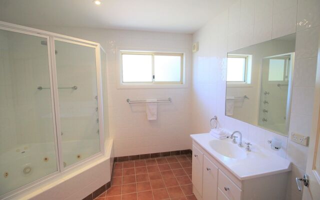 Torino 3 - Lake Jindabyne & Snowy Mountain Views