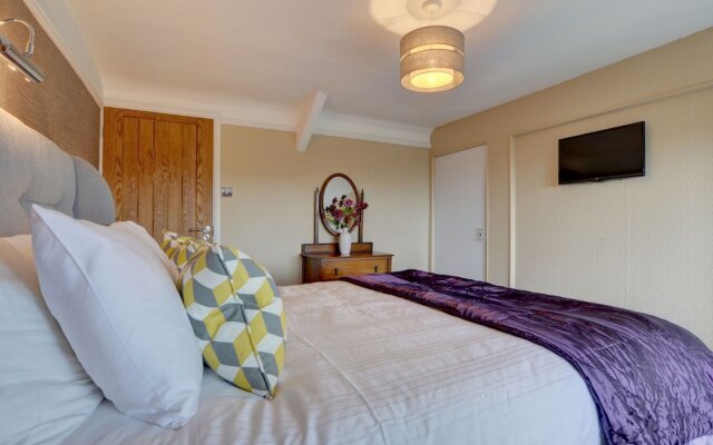 Spacious Holiday Home in Ilkerton With Garden