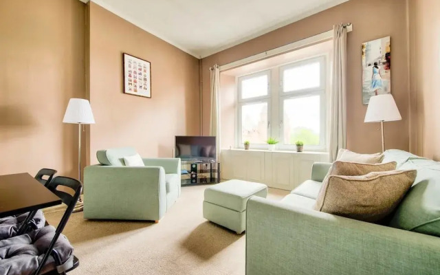 Light 2-bed West End Apt Overlooking Kelvingrove Museum