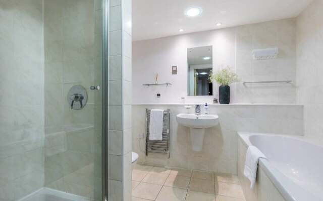 Amazing Designer 2 bed in Barons Court/west Ken