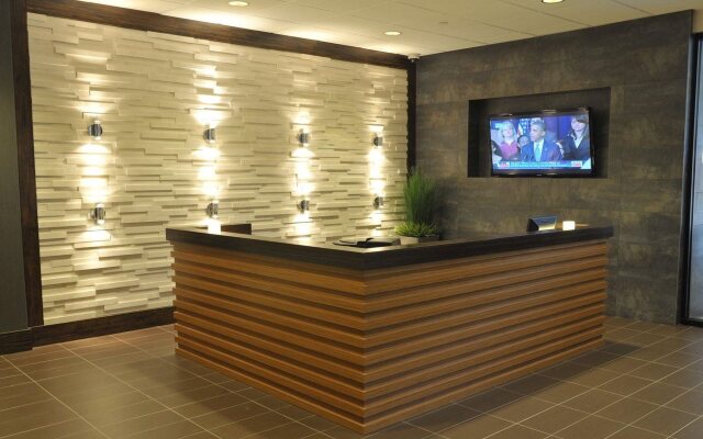 Holiday Inn Hotel & Suites Charleston West by IHG