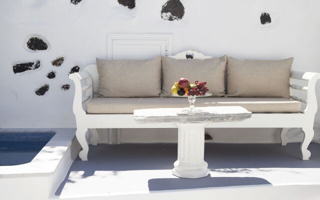 WhiteDeck Hotel