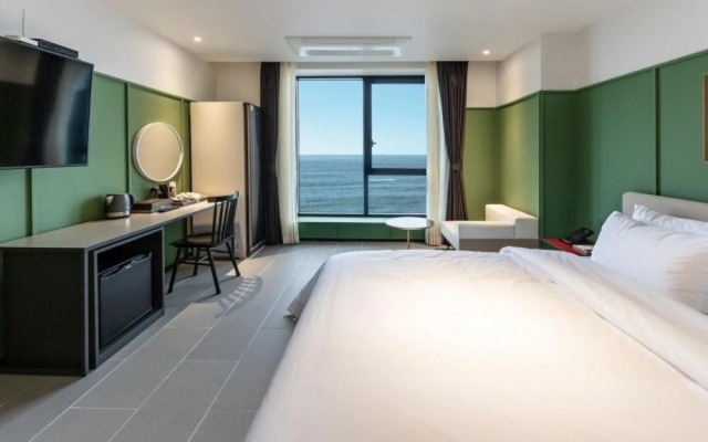 Jeongja Beach Brown Dot