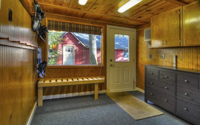 Red Hawk Hideaway - Two Bedroom Cabin with Hot Tub